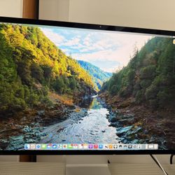 Apple Studio Display 27” — Standard glass - Tilt-adjustable stand