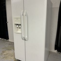Frigidaire Side By Side White Refrigerator/ Freezer