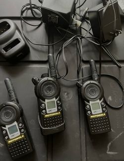 Motorola CLS1410 Two Way Radios / UHF // Walkie Talkies / SET OF 4 / with 3 charging docks / RARE