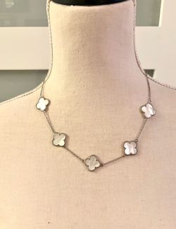 This is a Van Cleef & Arpels Vintage Alhambra necklace in 925 sterling silver with mother-of-pearl.