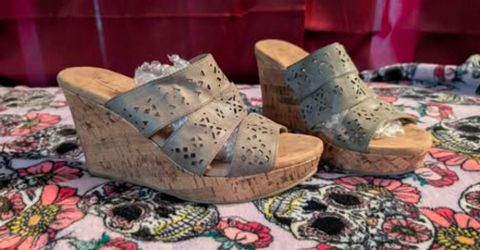 Maurices sz 10 Cork Wedge Sandals Olive Grey