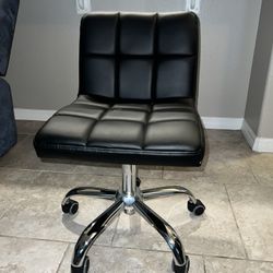 Elegant Small Black Chair!