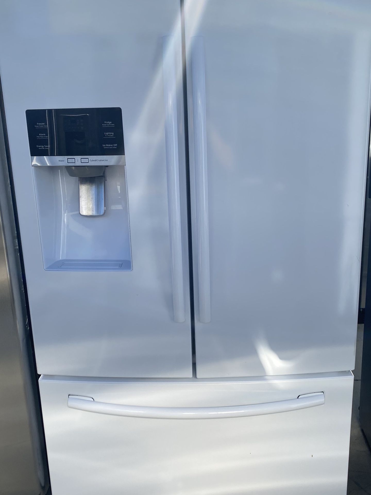 White Samsung refrigerator // Refrigerador Samsung blanco