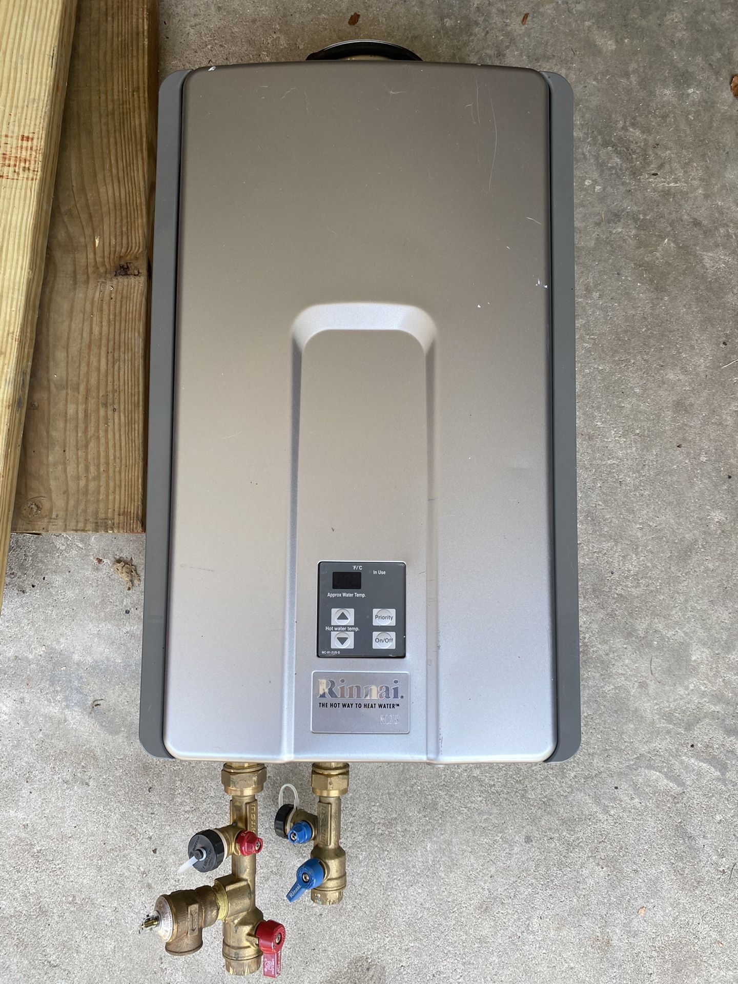 Rinnai RL75 tankless water heater (natural gas)