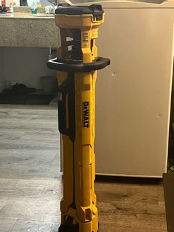 DEWALT 20V MAX Cordless Tripod Light