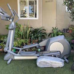 Life Fitness Elliptical Machine