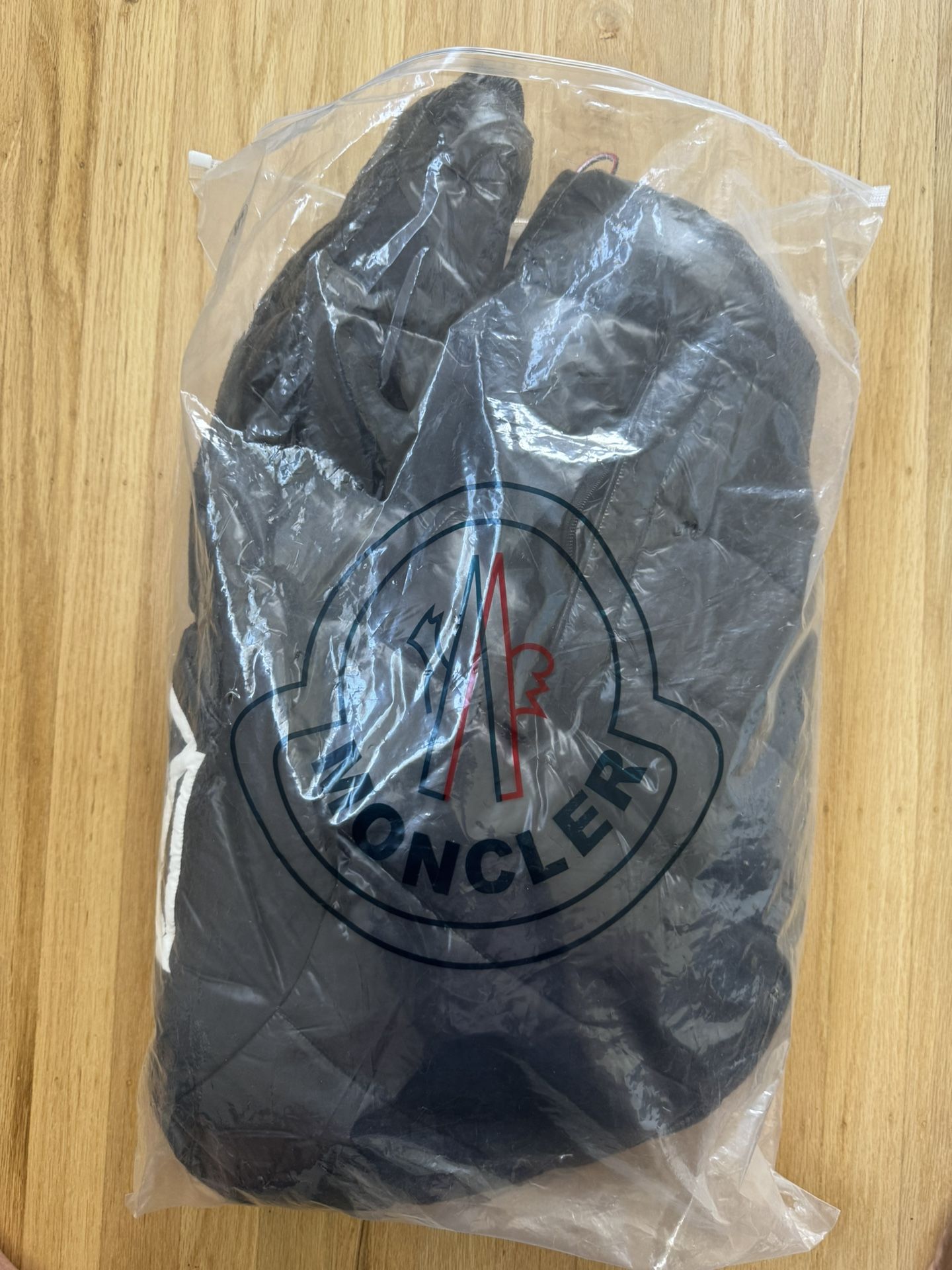 BRAND NEW MONCLER COAT SIZE MEDIUM/LARGE MEN
