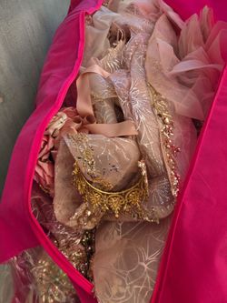Se vende vestido de xv y centros de mesa.