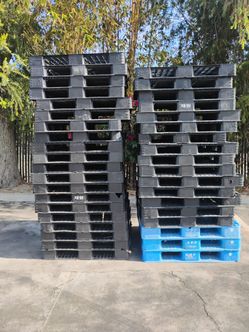 Pallet plastic and wood HT