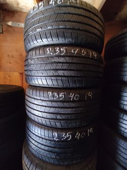 235/40R19 tires almost new no wheels 4pz