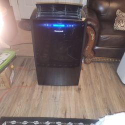 ALMOST NEW HONEYWELL 14,000 BTU AIRCONDITIONER WITH WINDOW ACCESSORIES VERY POWERFUL