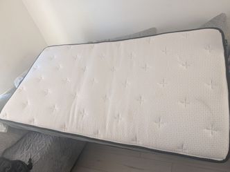 Twin size bed frame and 2 mattress/ cama individual con 2 colchones