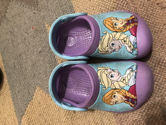 Frozen toddler size 6/7 CROCS