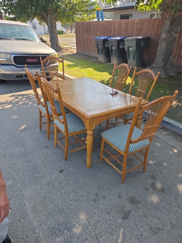 Nice oak table with six chairs