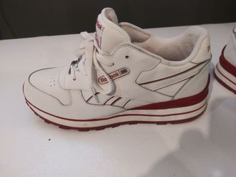 Reebok.  Lady Size.  6