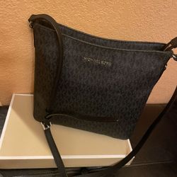 Michael Kors Jet Set Travel Large Messenger 