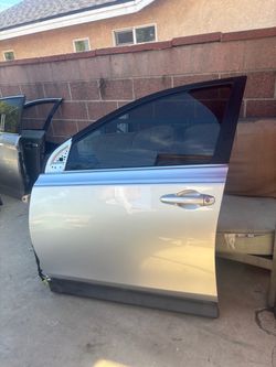 LEFT DRIVER SIDE FRONT DOOR 2015 TOYOTA RAV4 (SILVER) WITH HINGES.