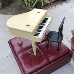 Schoenhut Antique Baby Piano With Chair 