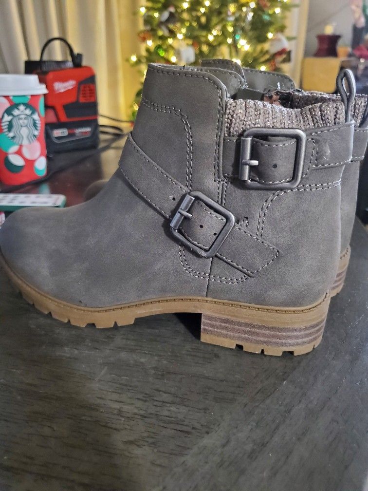 Wonder nation girls boots. Size 2.