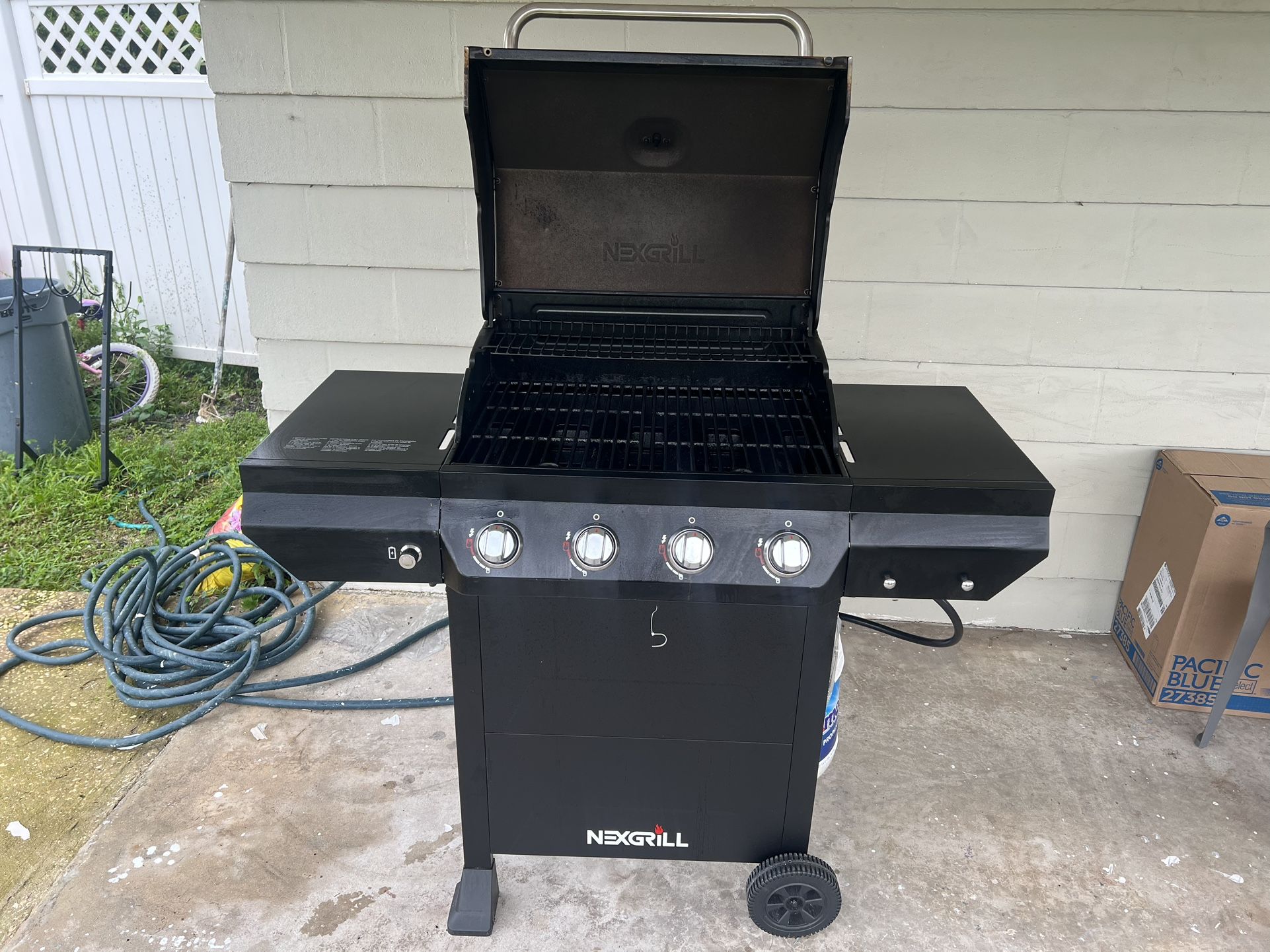 Nexgrill 4 Burner Gas Grill And accessories 