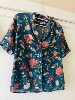 Tucker Floral Short Sleeve Button-Down Top 100% Silk, size XS (it fits up to a medium)