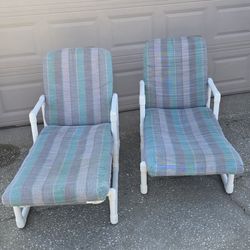 OUTDOOR POOL SIDE FURNITURE - 2 LOUNGERS & 4 BAR STOOLS