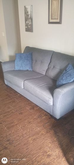 A BEAUTIFUL LIGHT GRAY / BLUE  LOVESEAT... AN EXCELLENT CONDITION!!