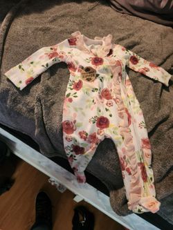 🏷️ Brand New Baby Essentials Floral Ruffle Sleeper – Size 6M