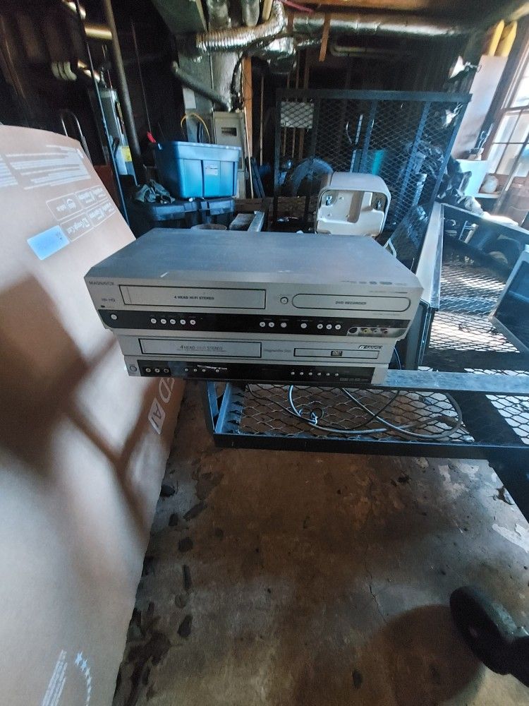 2 DVD And Vhs Players Combos 10 Each