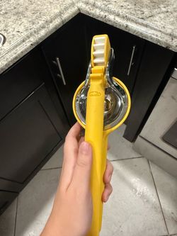 Chef'n Yellow Lemon Squeezer Press