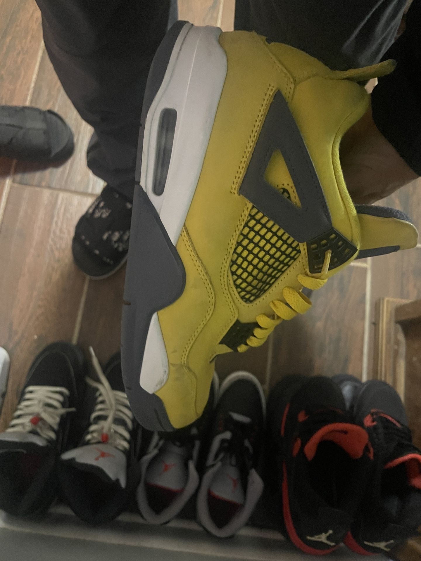 Jordan 4 Lightings Size 8 