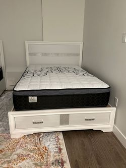 Full Size Bed & Mattress Included. New in a box.      
We offer delivery & installation 

Cama full Size & Colchon Incluido 
Nueva en caja 
Ofrecemos 