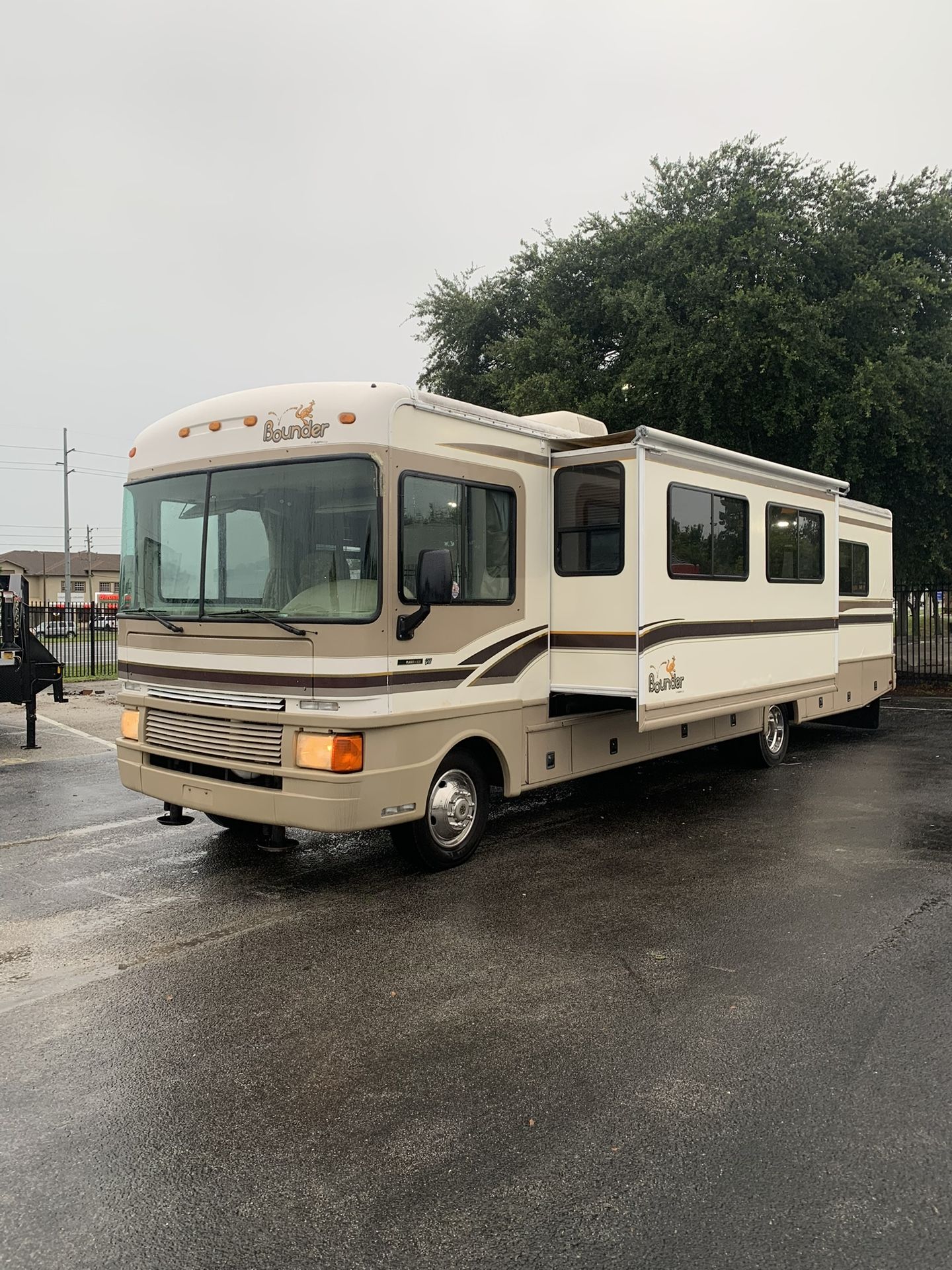 1999 FLEETWOOD BOUNDER