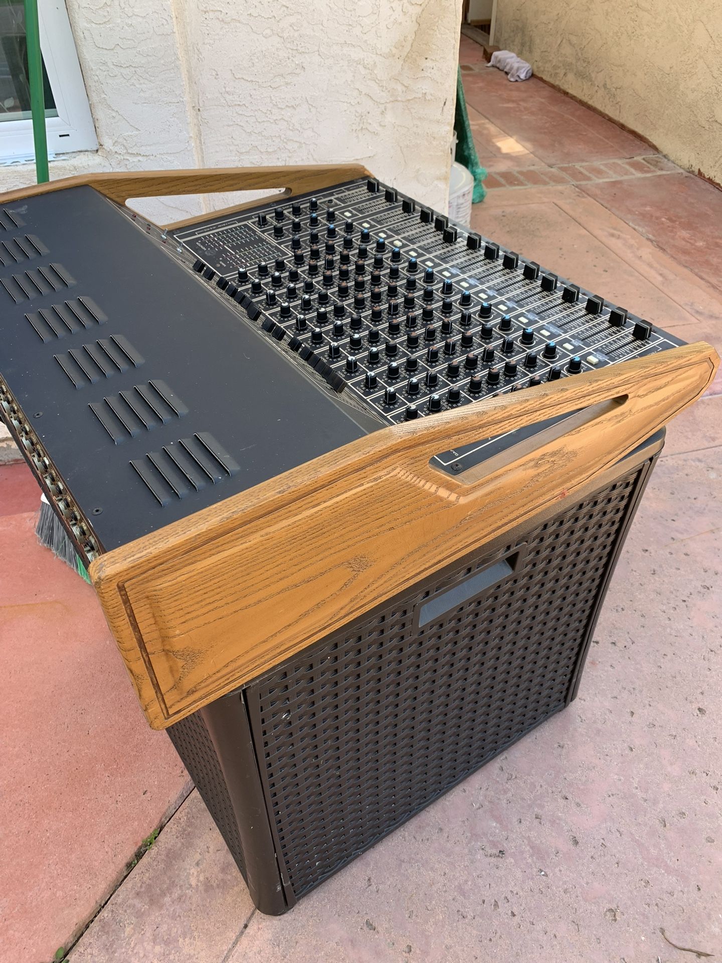 Peavey XR 1200  Powered Build In  Mixing Console 