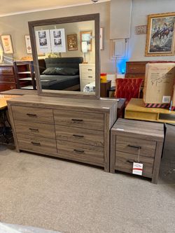 Brand New Queen Size 4 Piece Bedroom Set