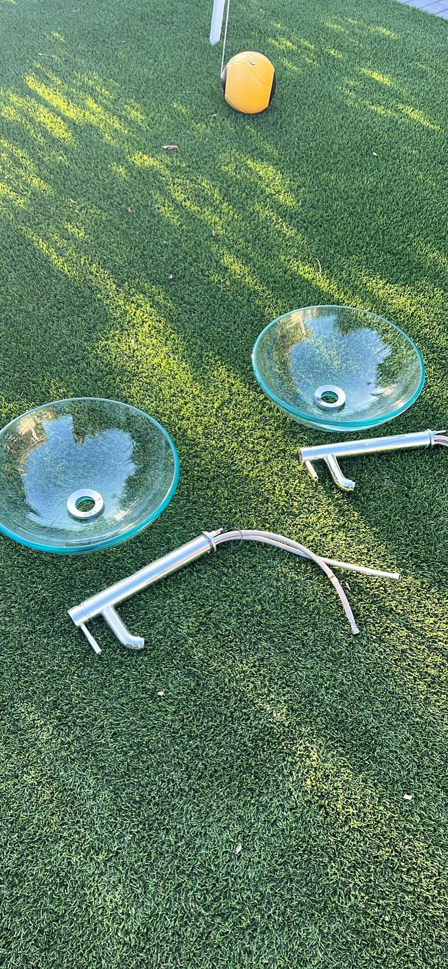 Dos Lavamanos De Cristal Con Sus Llaves