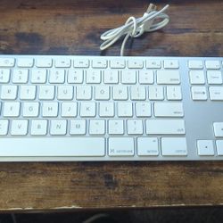 Full size Apple wired USB keyboard with number pad. Read full description.