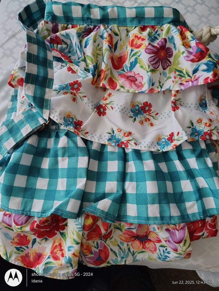 NEW EXTRA LARGE FLOWERS DESIGN RUFFLES LIKE CLOTHES HAMPER CAN CARRY TO LAUNDRYMAT COMES WITH ATTACHED STRAP