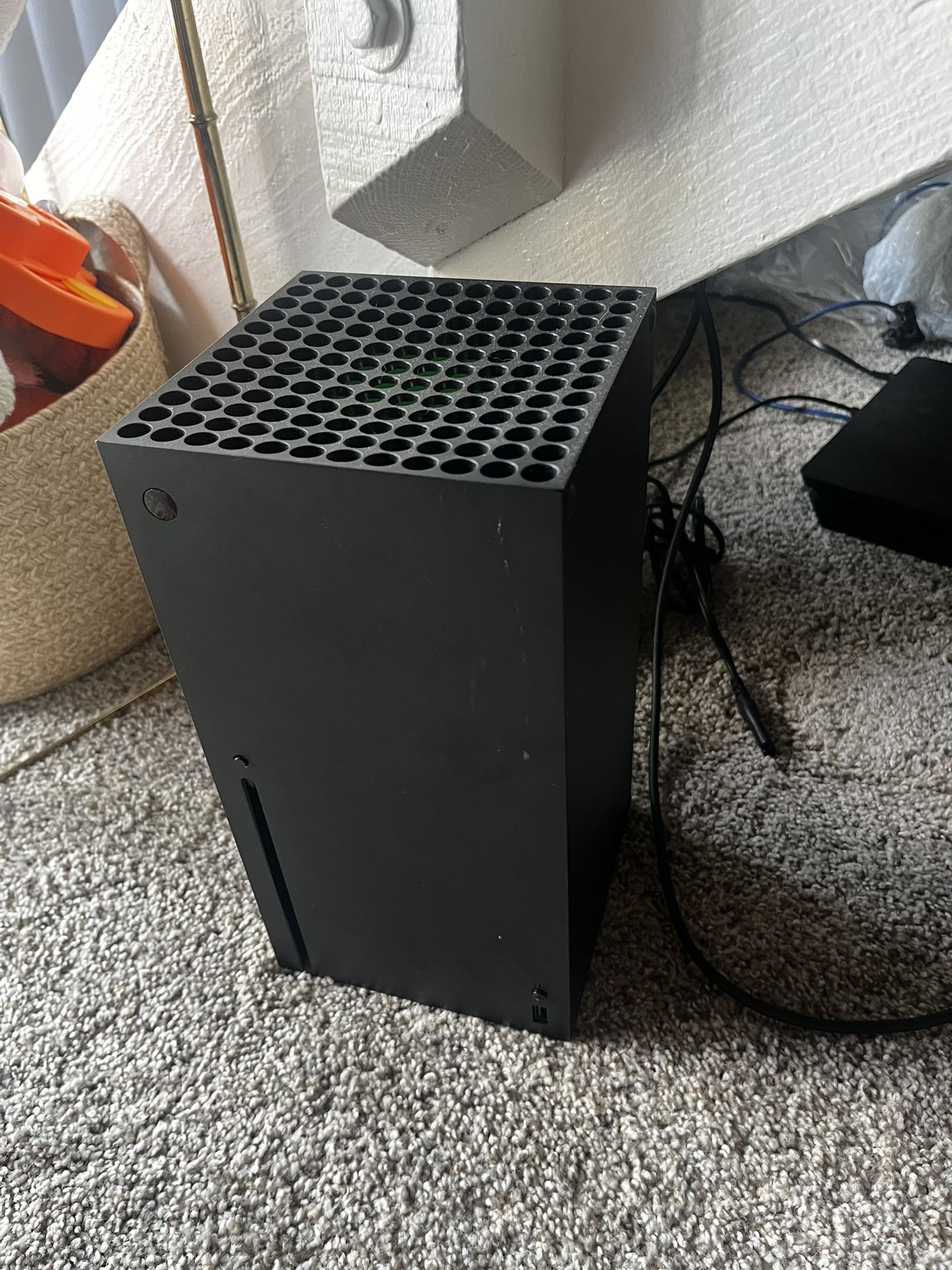 Gaming Setup โ Xbox Series X + 2 Pro Controllers + Xbox Controller + 2 Headsets