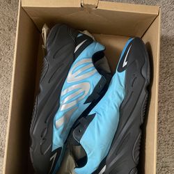 Yeezy 700 Bright Cayan VNDS no Trades