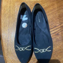 Women’s white mountain flats size 8 worn one time seven dollars