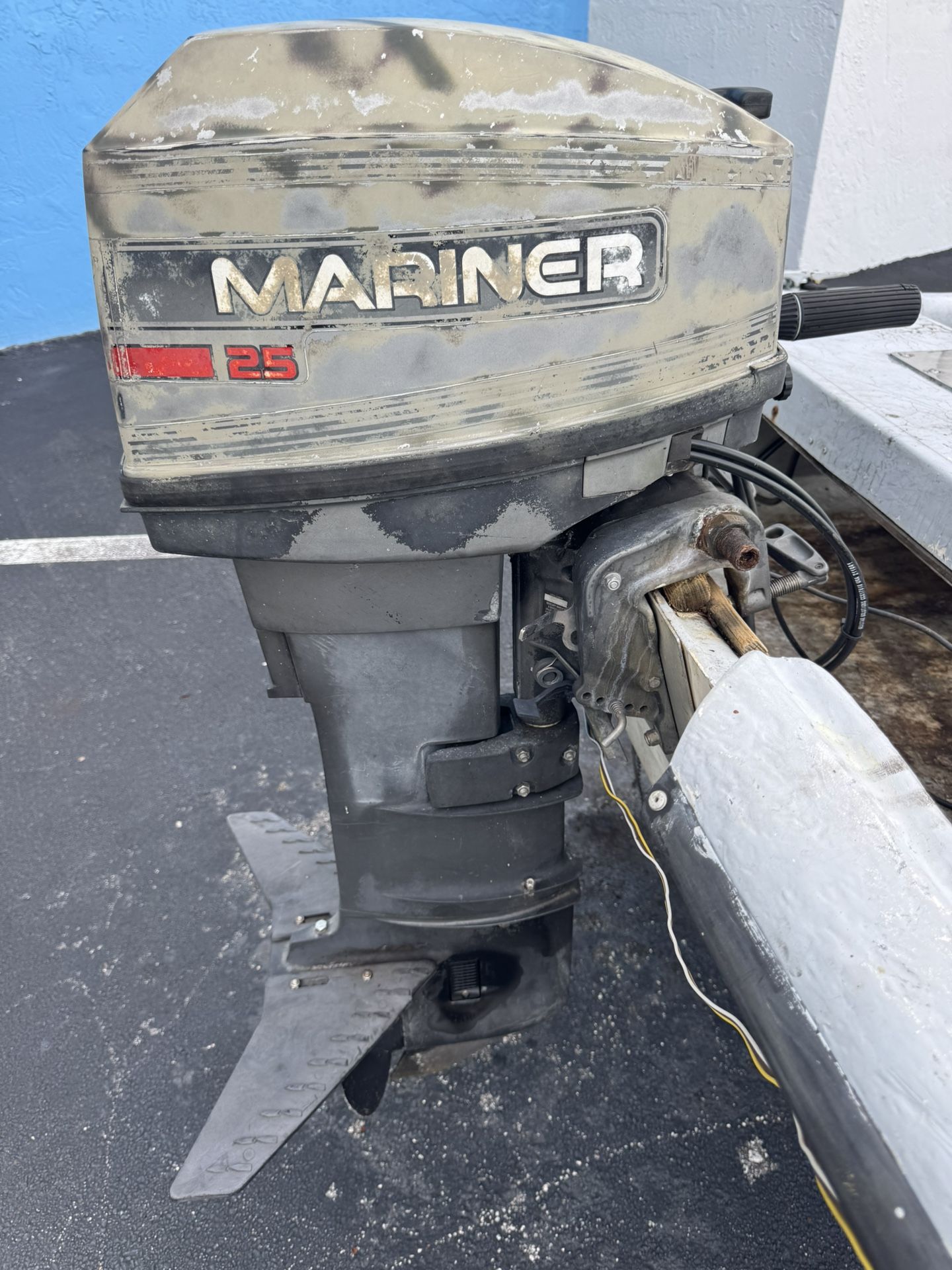 1999 Mariner 25 HP - Key Start - Outboard Motor