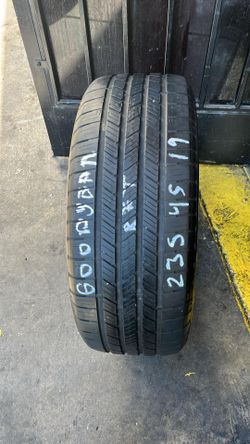 Tire 235 45 19