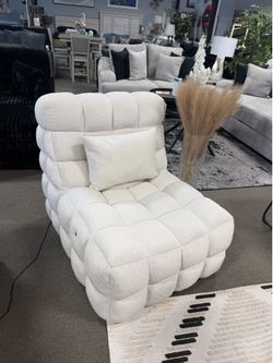 Modern chic massage chair! 💆🏻 ❤️ easy financing!