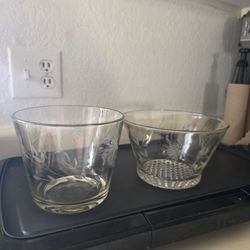 dos bolws de vidrio con tallado elegante