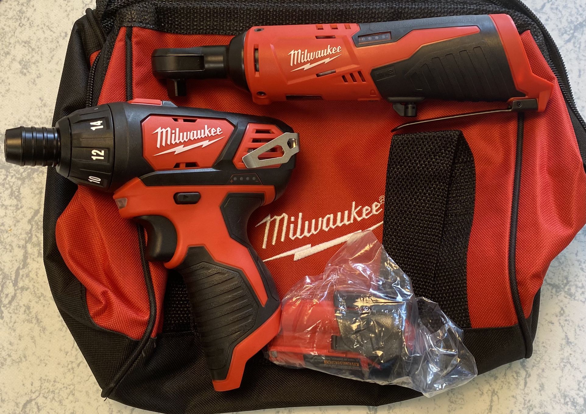 Milwaukee M12 3/8 Ratchet & Screwdriver & Battery & Bag