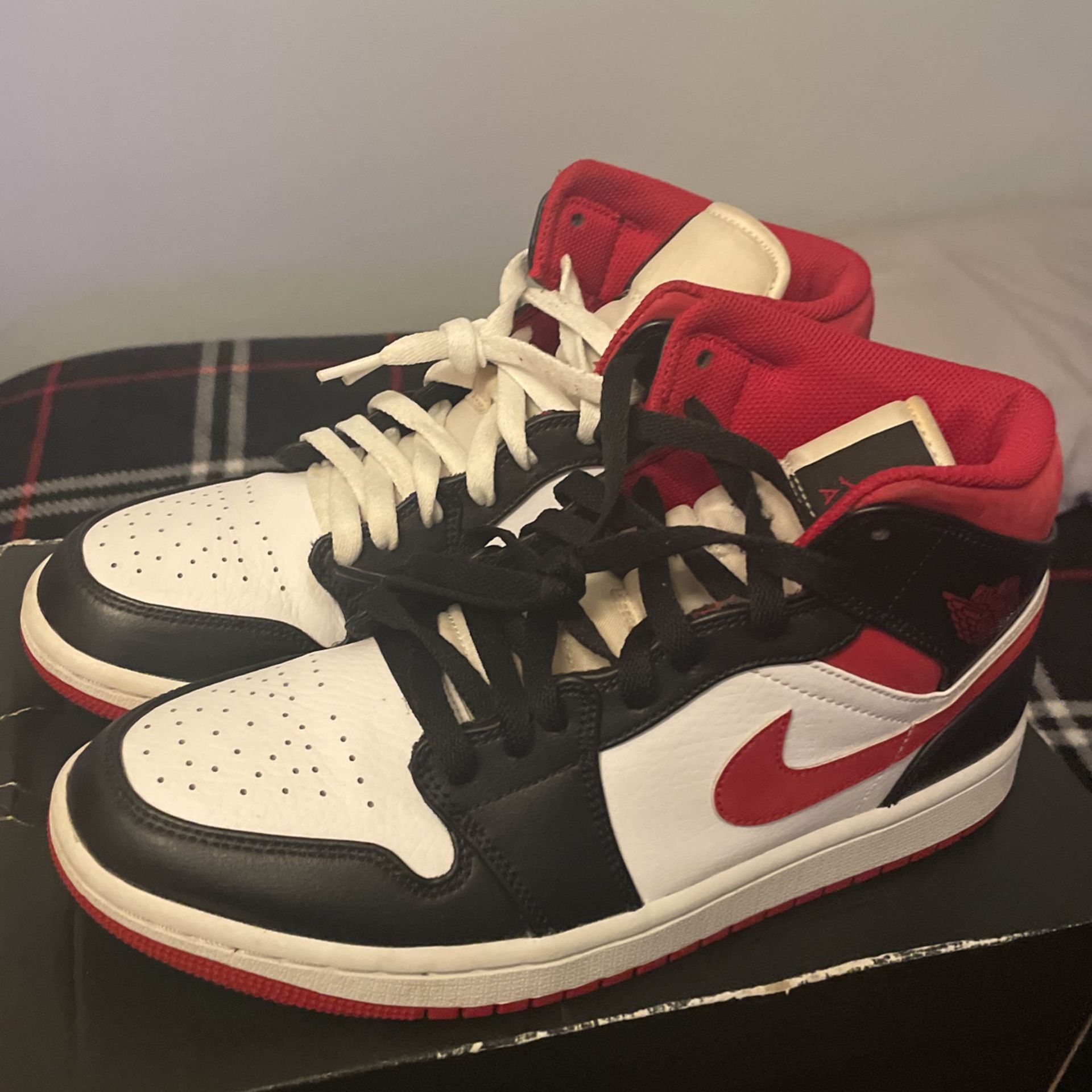 Air Jordan 1 Mid ( Mens size 8 ) 