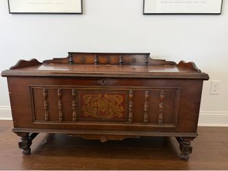 Antique Cedar Hope Chest – Ed Roos Forest Park Line – Original Cedar Lining