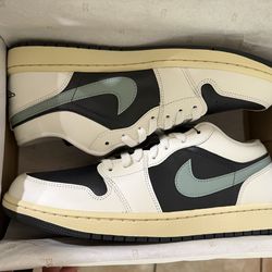New WMNS AIR JORDAN 1 LOW Size 12 Women’s/10.5 Men’s