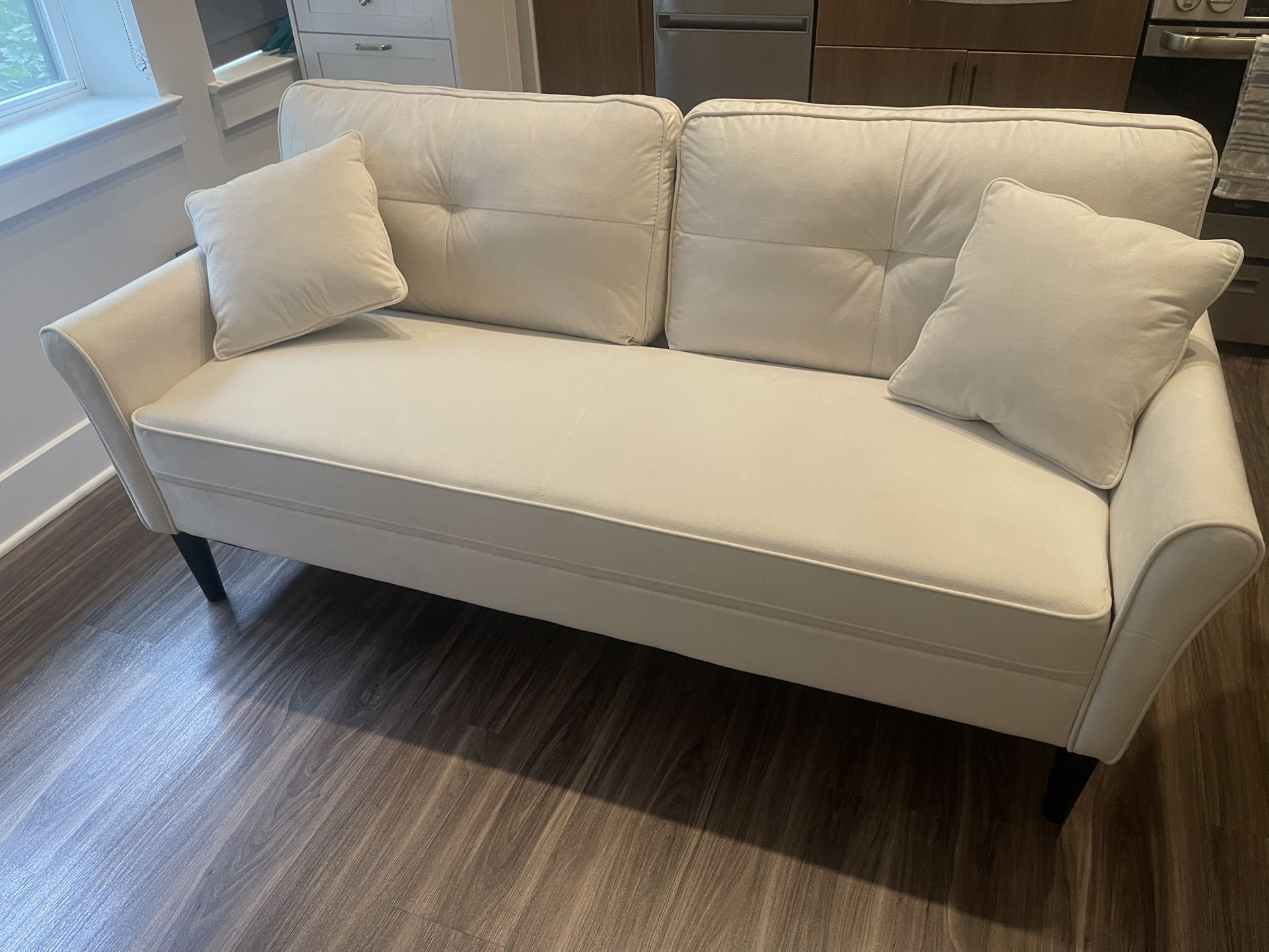 Small 69-inch sofa, soft small sofa with 2 pillows, comfortable two-seater sofas with tool-free assembly, 700 lb load capacity sofas for living room